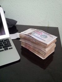 pieniądze przy laptopie